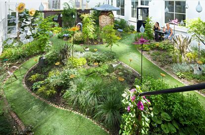 El jardín Cuento de Hadas, proyectado por los diseñadores franceses Claude Pasquer y Corinne Détroyat, es uno de los espacios de Hotel Droog, en Ámsterdam.