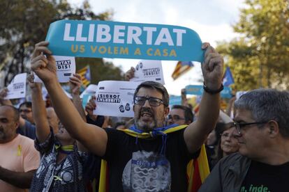 Un manifestante tiene un letrero que dice "Libertad. Os queremos en casa", durante la marcha para protestar contra la decisión de la juez de encarcelar a Sànchez y Cuixart.