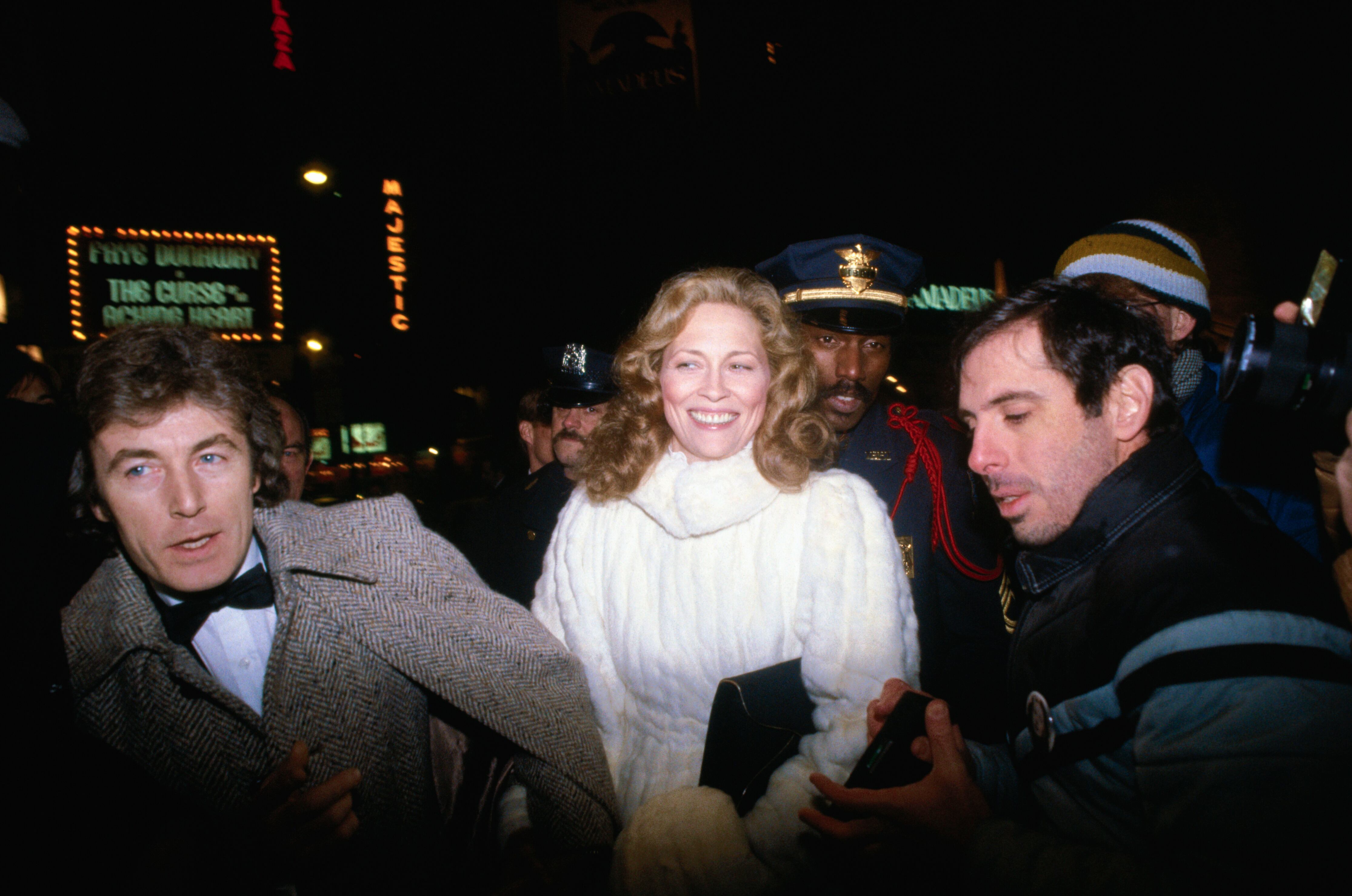 Faye Dunaway y su pareja, Terry O'Neil, en un teatro en Nueva York en 1982 donde ella interpretaba 'The Curse of the Aching Heart'.