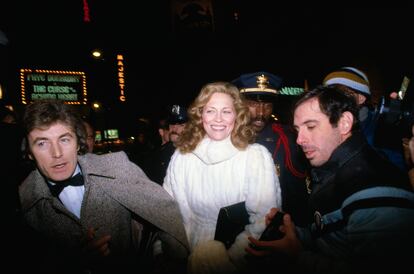 Faye Dunaway e seu marido, Terry O'Neil, em um teatro em Nova York em 1982 em que ela interpretava 'The Curse of the Aching Heart'