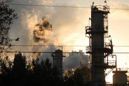 Emisiones lanzadas al aire por una refinería de Exxon Mobil en California.