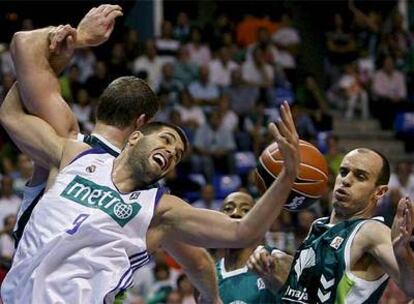 Reyes pelea por un balón