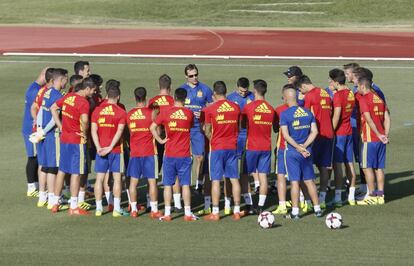 Lopetegui junto a sus jugadores en el entrenamiento del lunes. 