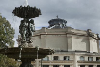 El teatro Marigny, frente al que murió el dramaturgo Ödön von Horváth y la placa que lo recuerda.