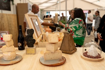 Un puesto de una quesería de Zamora en una de las carpas de la feria del queso Fromago, en Zamora, el viernes 13 de septiembre.