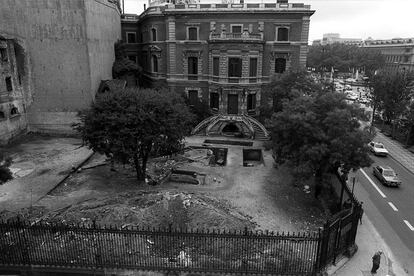 El Jardín trasero del Palacio de Linares durante las obras de restauración del palacio en 1990.