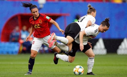 Nahikari (izquierda) persigue el balón ante las alemanas Hegening y Popp.