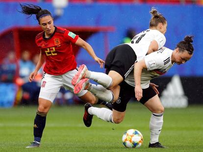 Nahikari (izquierda) persigue el balón ante las alemanas Hegening y Popp.