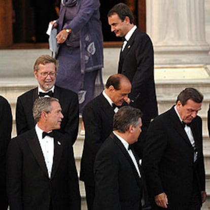 George W. Bush, el presidente polaco, Aleksander Kwasnievski, y Gerhard Schröder, en primer término. Tras ellos, el ministro de Exteriores danés, Per Stig Moeller, Silvio Berlusconi y José Luis Rodríguez Zapatero, ayer en Estambul.