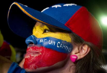 Una seguidora de Capriles con la cara pintada durante el acto de cierre de campa&ntilde;a.