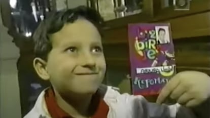 Un niño muestra su credencial de reportero de Birzbirije, programa de televisión infantil emitido por Canal Once.