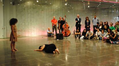 Un momento de la performance 'Curiosos', durante la presentación del festival.