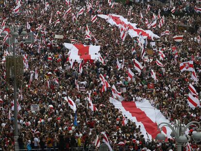 Decenas de miles de bielorrusos protestan en Minsk contra Lukashenko