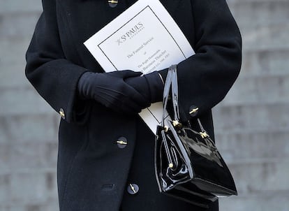 La reina Isabel II, sujeta la orden del servicio fúnebre por la ex primera ministro Margaret Thatcher celebrada en la Catedral de San Pablo, Londres.