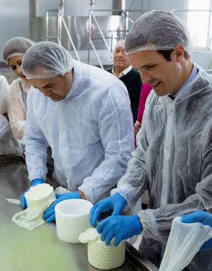 Pablo Casado (d) durante su visita a la Quesería Mozalba de Torralba de Calatrava en Ciudad Real, el 16 de abril de 2019.