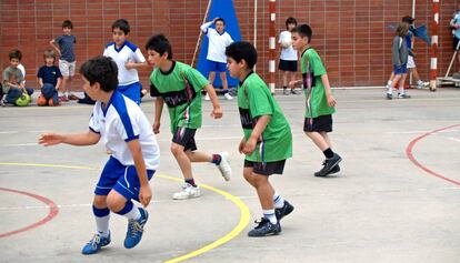 Los niños de Braval, de verde, disputan un partido de fútbol.