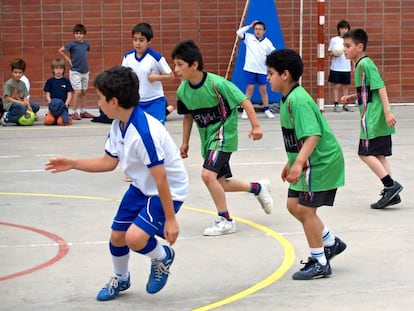 Los niños de Braval, de verde, disputan un partido de fútbol. 