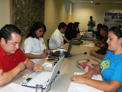 Voluntarios ayudan a salvadoreños con su documentación en el consulado de Los Ángeles.