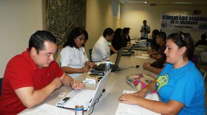 Voluntarios ayudan a salvadoreños con su documentación en el consulado de Los Ángeles.