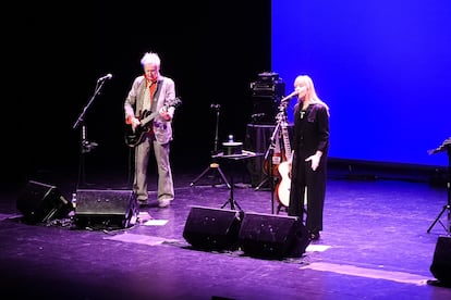 El guitarrista Gerry Leonard y Suzanne Vega, en el concierto.