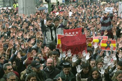 12 de marzo de 2004. Madrid. El Gobierno convocó una concentración contra el terrorismo un día después de los atentados y un día antes de la jornada de reflexión. El sentir general era de apoyo a las víctimas pero todavía no estaba clara la posición respecto a la autoría de los ataques. Entre los manifestantes, muchas consignas contra la banda terrorista ETA.