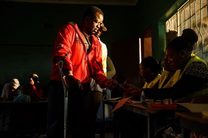 Un en una mesa electoral en Kwekwe (Zimbabue).