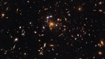 Imagen de una lente gravitacional producida por un 'cluster' de galaxias, tomada por el telescopio espacial de la NASA 'Hubble'.