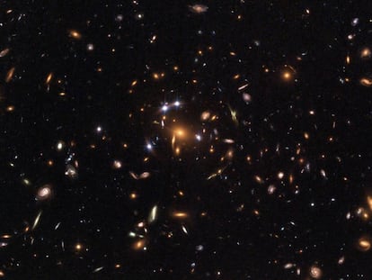 Imagen de una lente gravitacional producida por un 'cluster' de galaxias, tomada por el telescopio espacial de la NASA 'Hubble'.