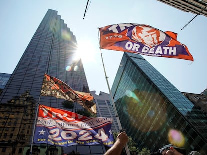 Banderas en apoyo a Trump frente a su edificio en Nueva York, este domingo.