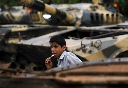 Un niño camina entre tanques incautados a las fuerzas de Gadafi en Misrata.