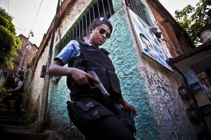 Lidia patrulla con sus compañeros de la Unidad Policial Pacificadora (UPP) de Nova Brasilia en uno de los barrios conflictivos en cuanto al norcotráfico.