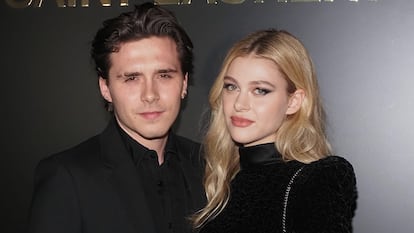 Brooklyn Beckham y Nicole Peltz, en la semana de la moda de París, en febrero.