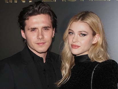 Brooklyn Beckham y Nicole Peltz, en la semana de la moda de París, en febrero.