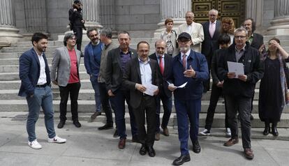 Políticos y representantes del cine que presentan una enmienda conjunta para la rebaja del IVA, este jueves frente al Congreso.
