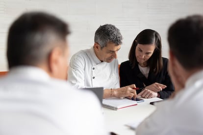  Mateu Casañas, Eduard Xatruch y Oriol Castro, los tres chefs de Disfrutar, preparan la jornada con su personal. 