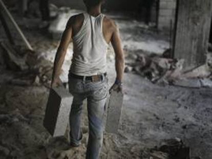 Un trabajador palestino carga ladrillos en un edificio de apartamentos en construcción el pasdo 18 de septiembre, en Bait Lahyia al norte de la Franja de Gaza. EFE/Archivo