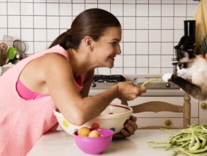Samantha Vallejo-Nágera y ‘Chef’, un gato nada cocinillas
