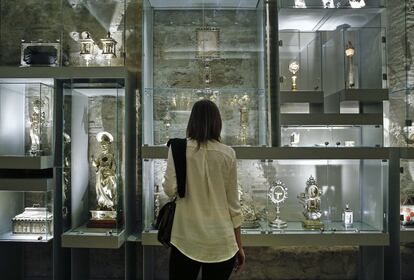 Una visitante observa algunas de las 300 piezas, muchas de ellas inéditas.