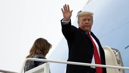 El presidente de los Estados Unidos, Donald Trump. junto a su esposa antes de viajar a Nueva Orleans, este lunes.