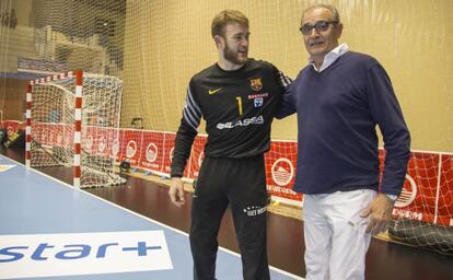 P&eacute;rez de Vargas, portero del Bar&ccedil;a, saluda a Papitu Perramon en un partido en Benidorm.