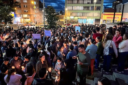 Decenas de personas participan en una vigilia por Catalina Gutiérrez, el 22 de julio en la Universidad Javieriana de Bogotá.