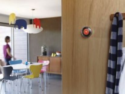 Un termostato inteligente de Nest instalado en una casa.