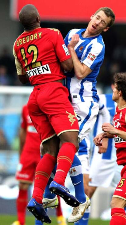 El centrocampista hispano-francés de la Real Sociedad David Zurutuza  choca con el defensa francés del Sporting de Gijón Gregory Arnolin