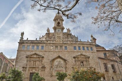 La fachada barroca de la Iglesia de los Santos Juanes de Valencia.