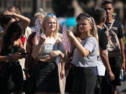 En Barcelona, turistas y residentes también sufrieron los estragos del calor. 