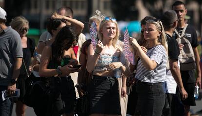 En Barcelona, turistas y residentes también sufrieron los estragos del calor. 