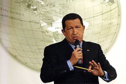 El presidente venezolano, Hugo Chávez, durante una conferencia de prensa en el palacio de Miraflores en Caracas, el 12 de agosto de 2004.