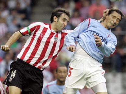 El centrocampista brasileño del Celta, Iriney, disputa el balón con el defensa del Athletic de Bilbao, Luis Prieto.
