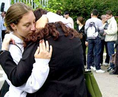 Dos estudiantes se abrazan en una escuela de Toulouse tras la explosión del pasado 21 de septiembre.