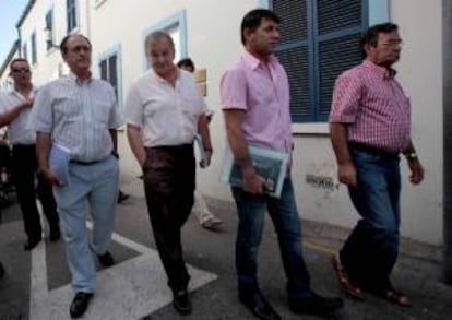 El presidente de la Federación Andaluza de Asociaciones Pesqueras (Faape), Pedro Maza (c), con una representación de los pescadores españoles por las calles de Gibraltar, tras salir de la tercera reunión con los técnicos medioambientales de Gibraltar, celebrada el 29 de junio de 2012. EFE/Archivo